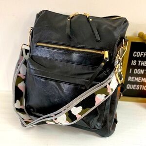 Brand NEW~Camden Bag w/ Grey Camo Crossbody Strap 🖤💚